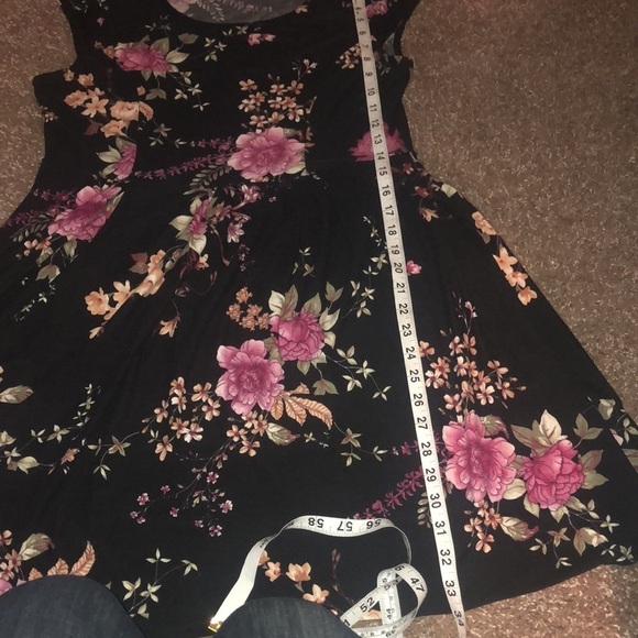 Kaileigh black floral short sleeve midi dress size medium - Picture 11 of 13